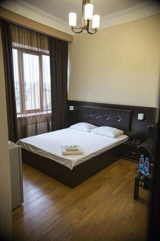 Отель Capital Hotel Ереван Двухместный номер с 1 кроватью или 2 отдельными кроватями-1