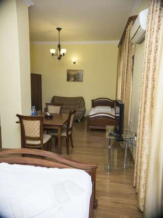 Отель Capital Hotel Ереван Трехместный номер-1